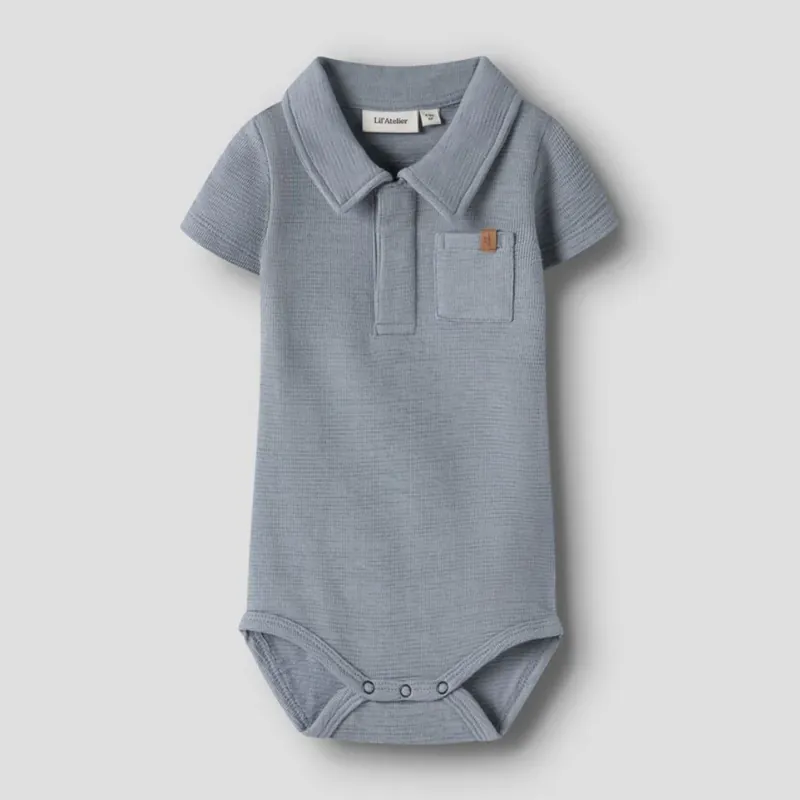 Nedsatt pris Lil‘ Atelier smal baby body med krage för pojkar Tradewinds NBMFALK