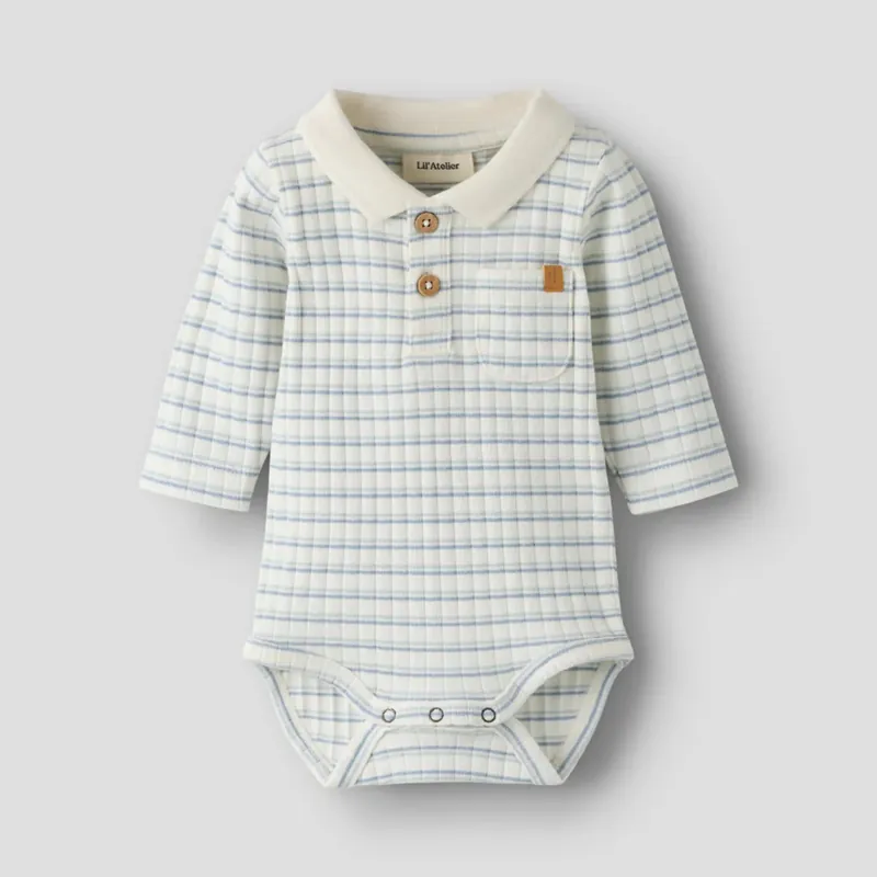 Lägg i varukorgen Lil‘ Atelier body med polokrage, Slim, Coconut Milk, Dusty Blue, NBMHALDUR