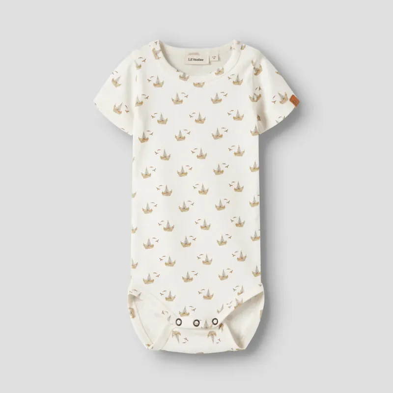 Nyhet Lil‘ Atelier Kortärmad Body Sor Slim Coconut Milk Båt NBMGAYO