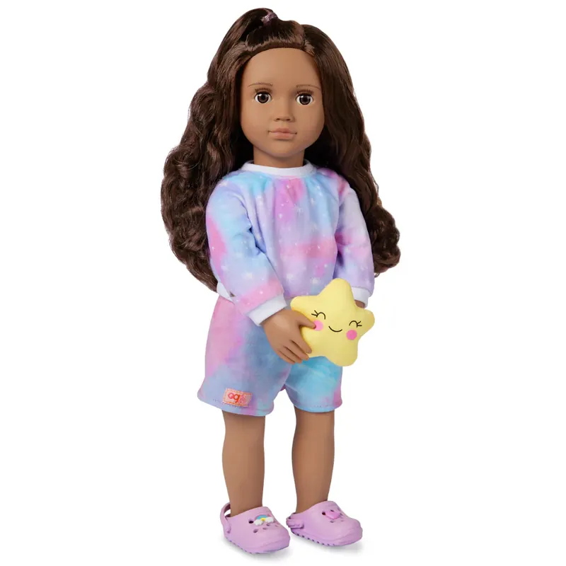 Begränsat erbjudande Our Generation docka Carmen, brunett, i pyjamas och Crocs-skor, 46 cm