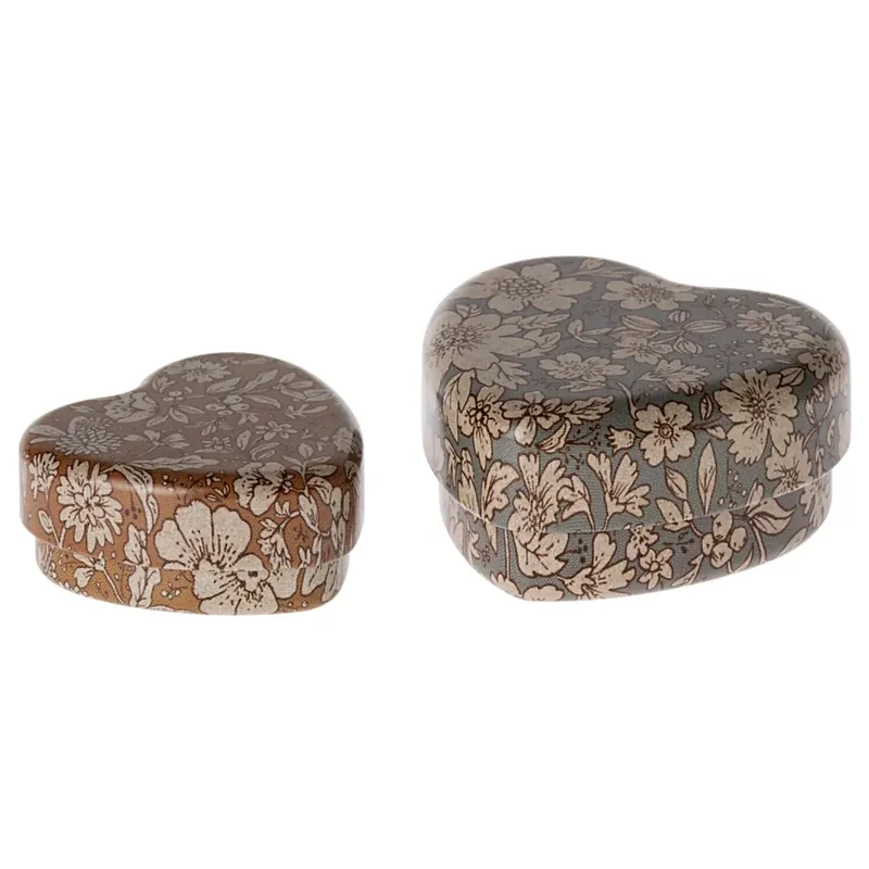 Lågt pris Maileg Metal heart box, 2 pcs set - Blue/Ocher blossom