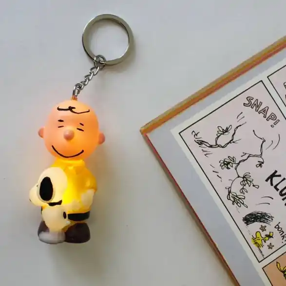 Snobben / Peanuts Nyckelring LED Lille Carl och Snobben Lågt pris